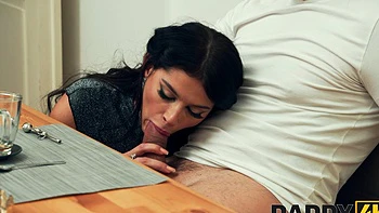 Chica joven follada por papi en ardiente escena viejo-joven