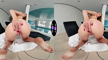 Pelirroja Holly Molly se masturba y se toca sola junto a la piscina