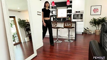 Tgirl brune nerd en solo en lingerie