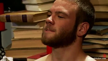 Femdom morena ata y humilla a Jesse con pegado prostático