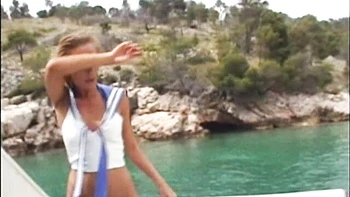 Sandy Fantasy loira tirando a roupa e se masturbando ao ar livre