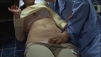 Le pone los cuernos mientras la cogen