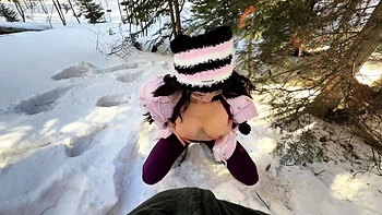 Moreninha asiática fodida de quatro na neve ao ar livre