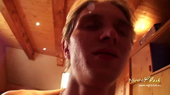 Busige Blondine bekommt Blasen und Doggy-Fick