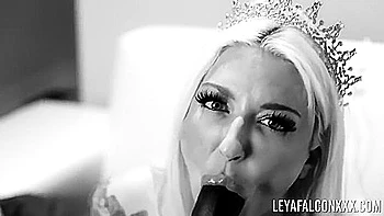 Blonde Milf Leya Falcon masturbiert mit Toys und fetten Titten