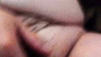 Extraño me mete los dedos en la polla peluda y húmeda y graba