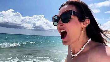 Ава Мур делает минет и мастурбирует на улице — влог