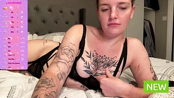 Jessielou 19: Morena de peitos grandes se masturbando