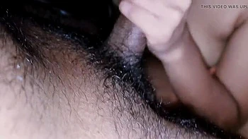 Милая сри-ланкийская девочка делает домашний хардкорный минет и ручку