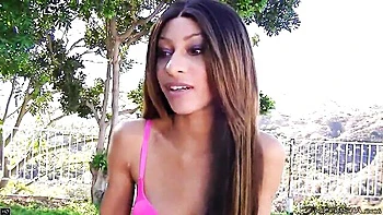 Tiny Trisha baise son cul et crache son jus