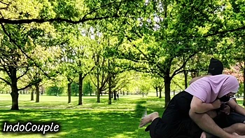 Pareja indo follando al aire libre, chica con hijab chupando polla en parque