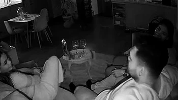 Вуайер ловит задницу брюнетки МИЛФ