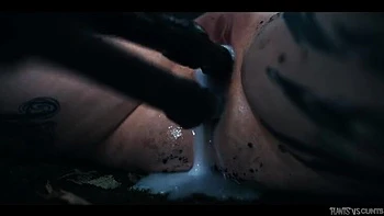 Tatuada recibe creampie y doble penetración en bosque tenebroso