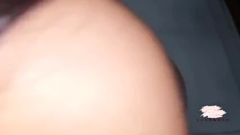 Savannah Watson baise le gros cul d’un inconnu dans les toilettes du centre commercial