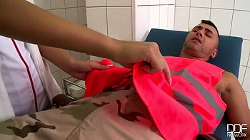 Ungarische Krankenschwester lutscht Schwanz in High Heels und Dessous