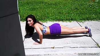 Usando a virgem para foder essa bunda apertada