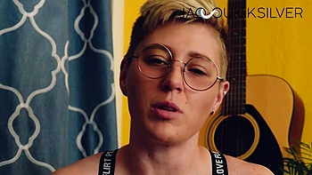 Compañera butch te seduce con strapon JOI para correrte