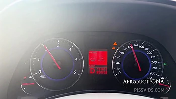 Нина писаёт на моё стекло на улице