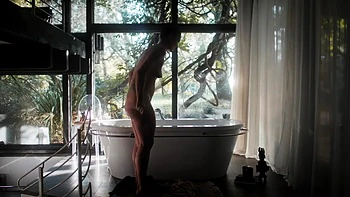 Милфа с короткой стрижкой устраивает чувственный лесбийский секс втроем на природе