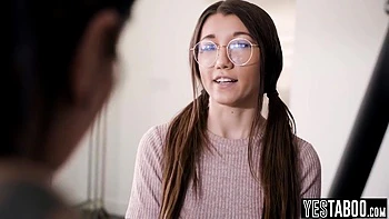 Adolescente geek Aiden Ashley baise la copine de sa belle-mère