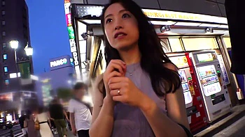 Turlute NTR trentenaire avec bite glissante