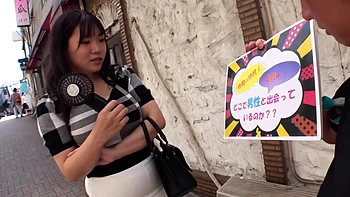 Ronde japonaise embrasse et caresse ses gros seins