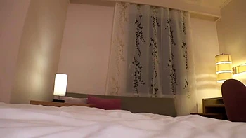 Amadora asiática gozando com óculos sexy