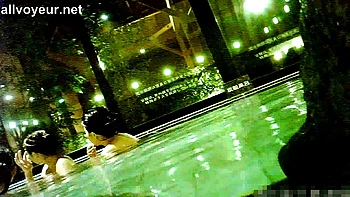 Japanisches Girl im Badezimmer gefickt