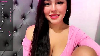 Brune bouclée mignonne se masturbe en solo webcam