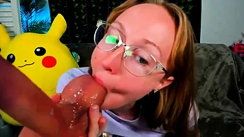 Mãe peluda amadora se masturba sozinha com brinquedos