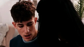 Milf brune à grosses boobs te remercie en te baisant dur