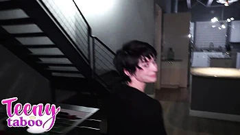 Voisin chaud baise la petite aux cheveux courts