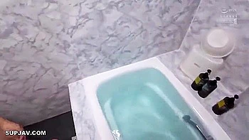 Amateur asiática con doble penetración y creampie anal