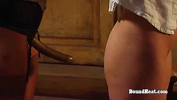 Brune domine blonde avec strap-on et doigts