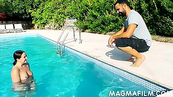 Amateur fickt Fremden draußen am Pool