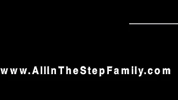 La belle-mère en bikini m'a chauffé, elle m'a aidé à jouir