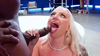 Elana Bunnz joyeuse baisée en missionnaire