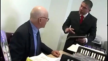 Брюнетка-тинейджерша жестко трахается с минетом