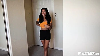 Татуированная Амина Грин сосет огромный член с глубоким горлом дома