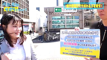 Amadora japonesa dando um boquete profundo