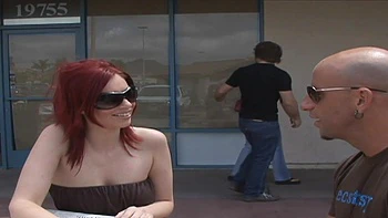 Рыжая шлюха Марша едет на огромном члене