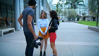 Garotas fofas chupam pau grosso num ménage quente com Alex Jones