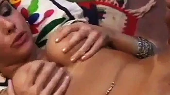 Monica Mattos reina brasileña: a caballo, perrito y misionero