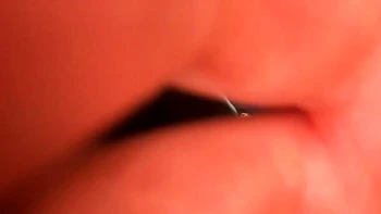 Zorra morena cachonda chupa y monta un gran polla negra en el coche