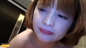 Азиатка-любительница сосет хуй с любительской камерой и кончает внутрь