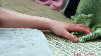 Амелия П и Талия трясут большие сиськи и жопу лесбиянки