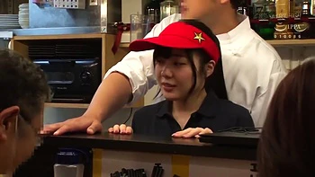 Японская любительница глубоко сосёт и трогает киску на публике