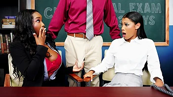 Madrastra Eden West y su hijastra negra follan anal