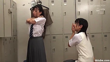 Cuckold wird beim Fremdgehen gefickt