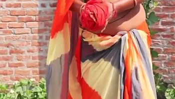 Tia muçulmana Punjabi fodida forte debaixo da cama pelo vizinho